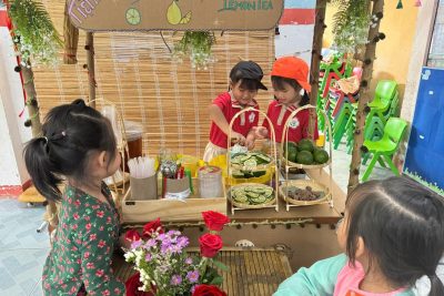 Chơi, hoạt động ở các góc giúp các bé tự tin, mạnh dạn hơn trong giao tiếp. Các bé như những diễn viên thực thụ khi vào vai của các chú công nhân, cô bác sĩ, cô bán hàng… ba mẹ thấy các con có giỏi không nào?  ?Nhân ngày PNVN 20-10, nhà Mầm 24/3 xin kính chúc chị em phụ nữ thật nhiều niềm vui trong cuộc sống!