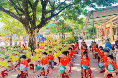 ??”Tham quan trường tiểu học” là một trong những hoạt động trải nghiệm ngoại khóa thường niên được nhà trường tổ chức trong chương trình chăm sóc, giáo dục trẻ. Tạo cho trẻ không khí vui tươi, phấn khởi và hào hứng, giúp trẻ chuẩn bị tâm thế sẵn sàng bước vào lớp 1. ??Sáng nay ngày 5/5/2025, Trường Mầm non 24/3 tổ chức cho các cháu lớp 5 tuổi tham quan Trường Tiểu học số 2 thị trấn Châu Ổ. Tại đây các con được giao lưu trải nghiệm các hoạt động bổ ích cùng với các thầy cô và các anh, chị rất thú vị.???